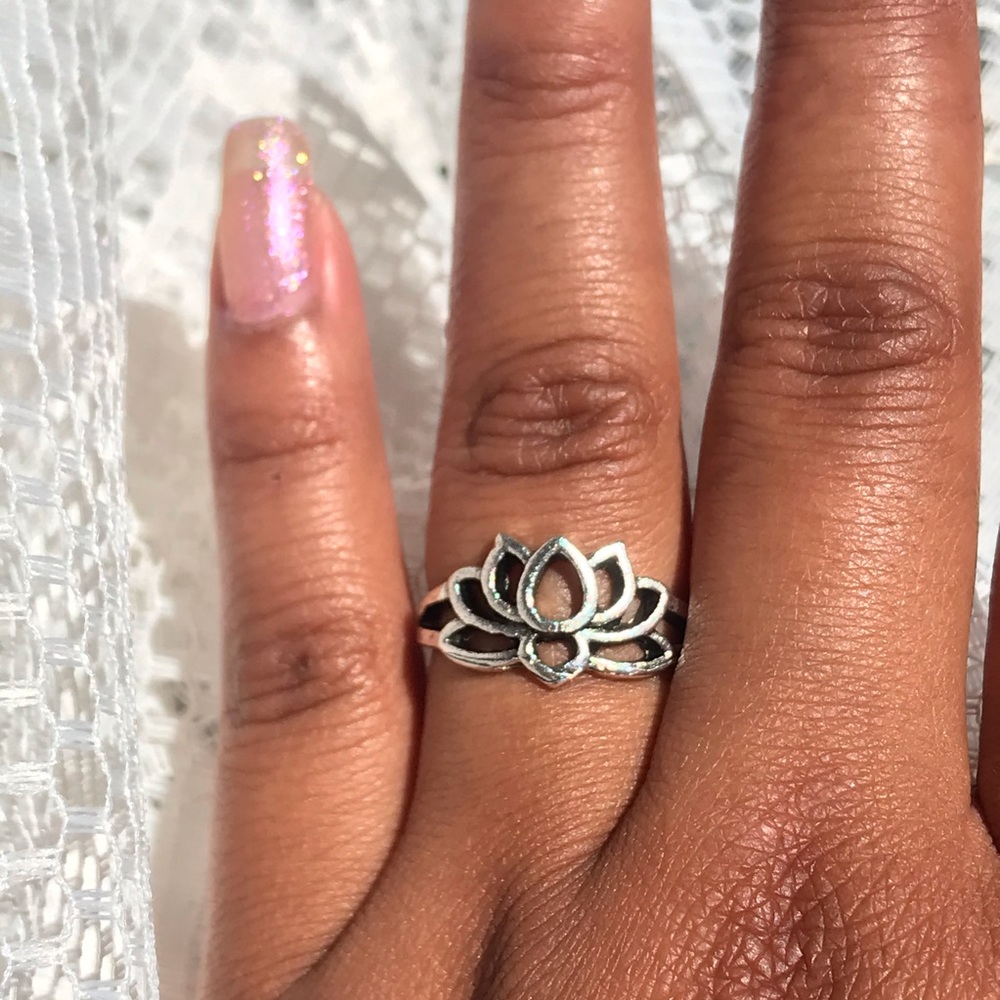 Floral silver ring